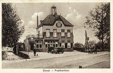 14322 Gezicht op de voorgevel van het postkantoor (Steenhoffstraat 11) te Soestdijk (gemeente Soest).